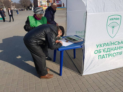 В Олександрії триває збір підписів для відкликання двох депутатів (ФОТО)