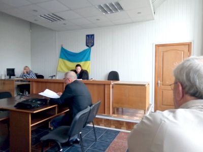 Суд визнав незаконними дії олександрійського мера щодо блокування площі бетонними блоками