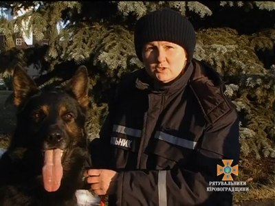 Рятувальники Кіровоградщини показали своїх чотирилапих помічників (Відео)